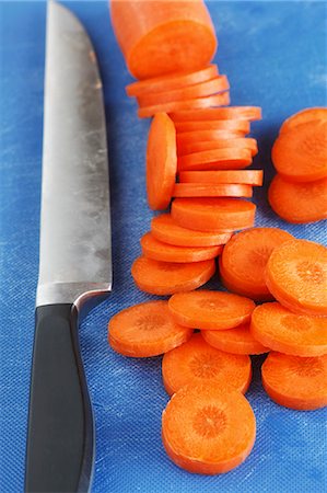 simsearch:659-08896254,k - Sliced carrots and a knife Foto de stock - Sin royalties Premium, Código: 659-06306671