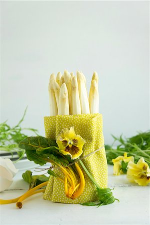 Peeled white asparagus wrapped in a tea towel Foto de stock - Sin royalties Premium, Código: 659-06306672