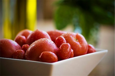 simsearch:659-07739643,k - Fraîchement lavé les tomates dans un bol, l'huile d'olive et basilic Photographie de stock - Premium Libres de Droits, Code: 659-06306685