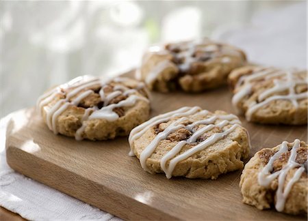 simsearch:659-07028250,k - Cinnamon Scones with Icing on Cutting Board Foto de stock - Sin royalties Premium, Código: 659-06306688