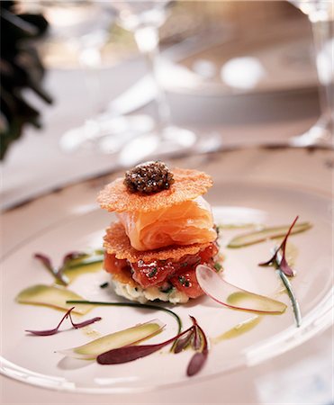 Saumon et Caviar apéritif sur une assiette blanche Photographie de stock - Premium Libres de Droits, Code: 659-06306692