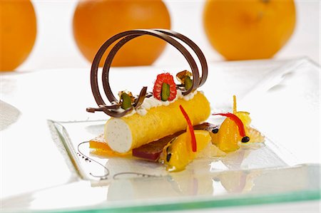 Mousse de Quark en cannelloni au safran avec un ragoût de fruits de citrus Photographie de stock - Premium Libres de Droits, Code: 659-06306711