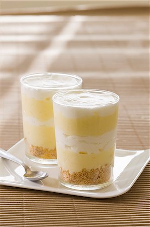en capas - Layered desserts with lemon cream Foto de stock - Sin royalties Premium, Código: 659-06306733