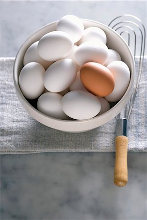 Bol d'oeufs blancs avec un oeuf brun ; Fouet Photographie de stock - Premium Libres de Droits, Code: 659-06306755