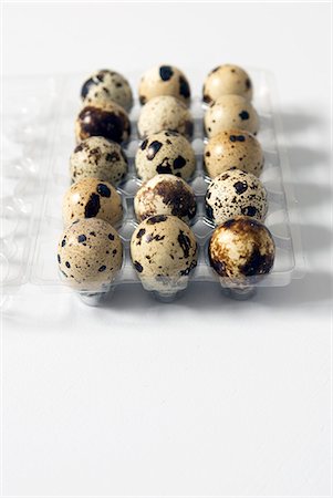 simsearch:659-03527833,k - Fifteen Fresh Quail Eggs in a Plastic Container Stock Photo - Premium Royalty-Free, Code: 659-06306753