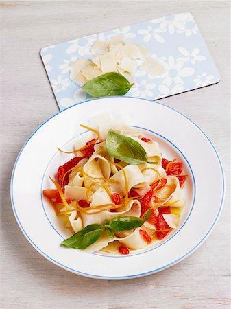 Tagliatelle with chilli rings and orange zest Foto de stock - Sin royalties Premium, Código: 659-06306767