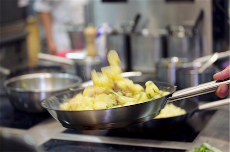 Potatoes being tossed in a pan Foto de stock - Sin royalties Premium, Código: 659-06306786