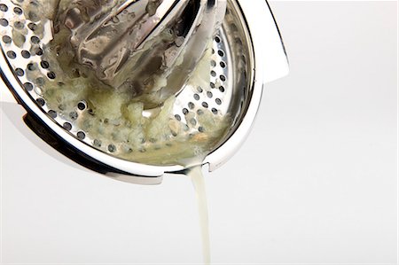 presse-agrumes - Jus de lime, versé dans un presse-agrumes Photographie de stock - Premium Libres de Droits, Code: 659-06306799