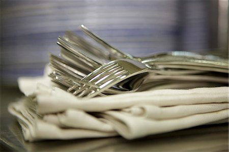 simsearch:659-01846426,k - Fourche sur des serviettes de table Photographie de stock - Premium Libres de Droits, Code: 659-06306804