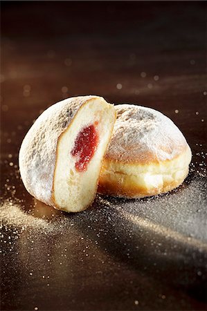 doughnut - Beignes, entières ou coupées en deux, saupoudrés de sucre glace Photographie de stock - Premium Libres de Droits, Code: 659-06306800
