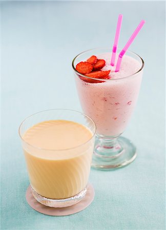 smoothie - Un smoothie aux fraises et un verre d'yaourt pêche Photographie de stock - Premium Libres de Droits, Code: 659-06306828