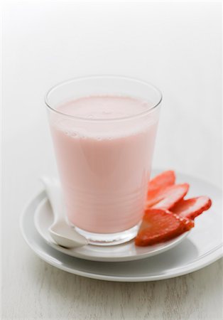 smoothie - Un verre de lait frappé aux fraises et fraises fraîches Photographie de stock - Premium Libres de Droits, Code: 659-06306820