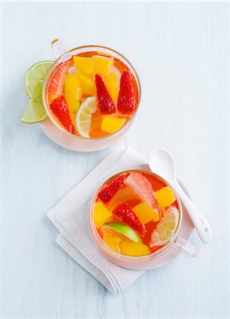 ponche de frutas - Fruit punch with strawberries and mango (seen from above) Foto de stock - Royalty Free Premium, Número: 659-06306835