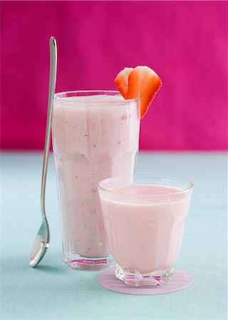 simsearch:659-03537280,k - Strawberry milkshake and a strawberry smoothie Foto de stock - Sin royalties Premium, Código: 659-06306833