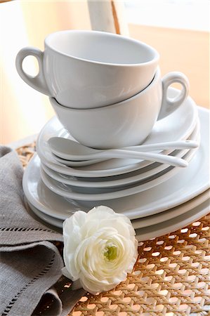 simsearch:659-06373708,k - White coffee cups with saucers and side plates Fotografie stock - Premium Royalty-Free, Codice: 659-06306916