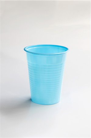 plastique - A blue plastic cup Foto de stock - Sin royalties Premium, Código: 659-06306944