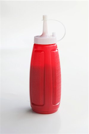 salsa de tomate - Ketchup in red plastic bottle Foto de stock - Sin royalties Premium, Código: 659-06306942