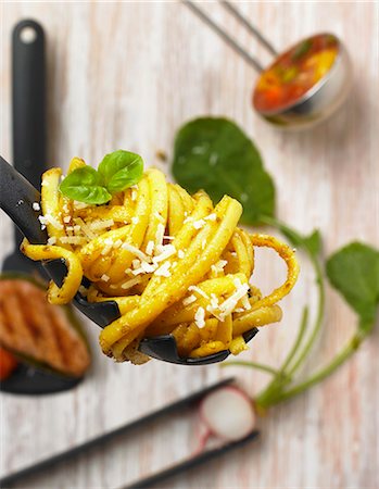 pancake spatula - Tagliatelle with basil pesto Stock Photo - Premium Royalty-Free, Code: 659-06306976