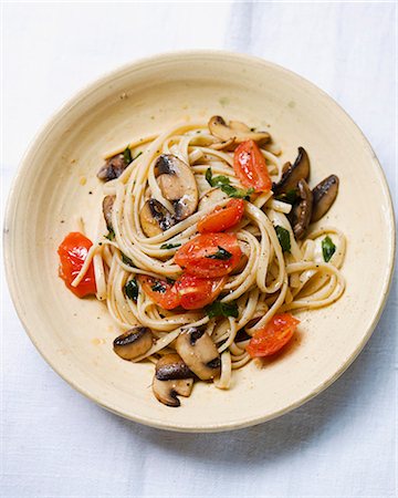 pasta overhead - Linguine with mushrooms and tomatoes Stock Photo - Premium Royalty-Free, Code: 659-06306985
