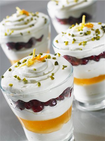 Quark dessert with pomegranate and pistachios Foto de stock - Royalty Free Premium, Número: 659-06306981