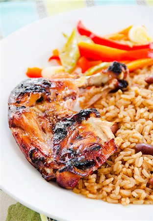 simsearch:659-06183948,k - Jerk de poulet avec des haricots et de riz (Jamaïque) Photographie de stock - Premium Libres de Droits, Code: 659-06306993