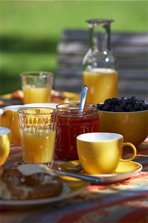 Summer breakfast in the garden with orange juice and jam Foto de stock - Sin royalties Premium, Código: 659-06307011