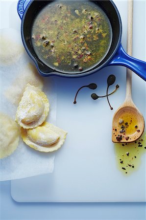 ravioli - Sauce au beurre de câpres et de poivre pour raviolis Photographie de stock - Premium Libres de Droits, Code: 659-06307024