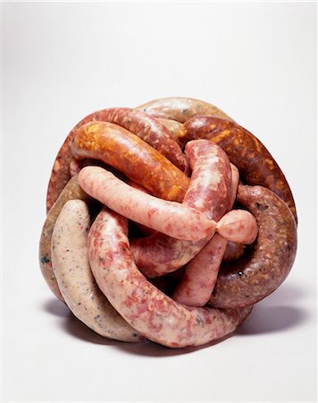 simsearch:659-03525156,k - Variété de saucisses dans une boule ; Fond blanc Photographie de stock - Premium Libres de Droits, Code: 659-06307036