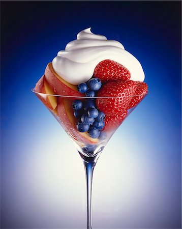 dessert - Frischer Obstsalat in einem Vorbau Glas, garniert mit Schlagsahne Stockbilder - Premium RF Lizenzfrei, Bildnummer: 659-06307037