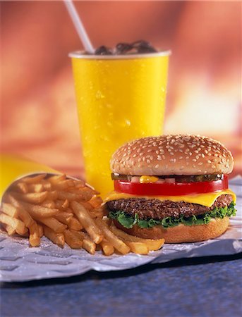 Cheeseburger, chips and cola Foto de stock - Sin royalties Premium, Código: 659-06307038