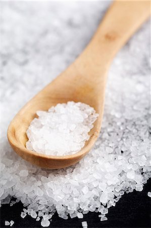 sel - Gros sel avec une cuillère en bois Photographie de stock - Premium Libres de Droits, Code: 659-06307114