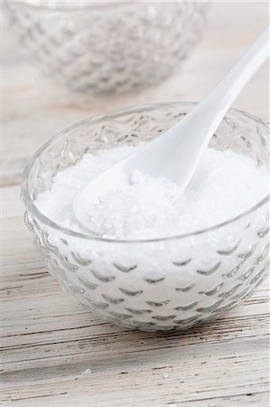 salad - Coarse sea salt in a glass bowl Foto de stock - Sin royalties Premium, Código: 659-06307115