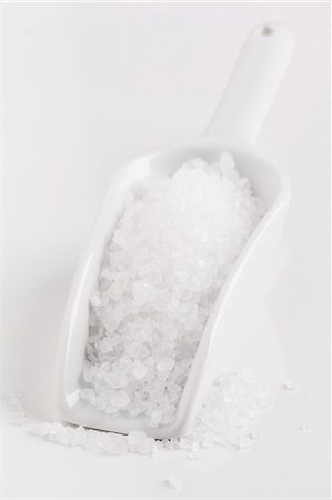 sal - Coarse sea salt on a scoop Foto de stock - Sin royalties Premium, Código: 659-06307116