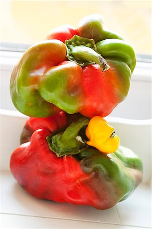 simsearch:659-06495281,k - Organic Heirloom Peppers; Stacked Foto de stock - Sin royalties Premium, Código: 659-06307147