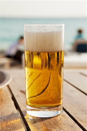 simsearch:659-06154906,k - Verre de bière sur une terrasse extérieure Photographie de stock - Premium Libres de Droits, Code: 659-06307140