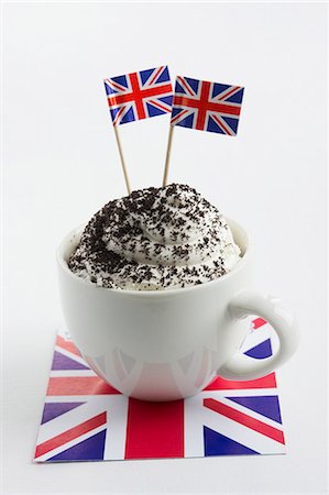 drapeau britannique - Un petit gâteau à la crème et Union Jacks Photographie de stock - Premium Libres de Droits, Code: 659-06307158