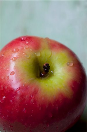 simsearch:659-06184226,k - An apple with drops of water Stock Photo - Premium Royalty-Free, Code: 659-06307151