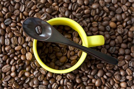 An espresso cup and a spoon on a pile of coffee beans Foto de stock - Sin royalties Premium, Código: 659-06307166