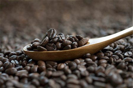 Coffee beans on a wooden spoon Stock Photo - Premium Royalty-Free, Code: 659-06307167