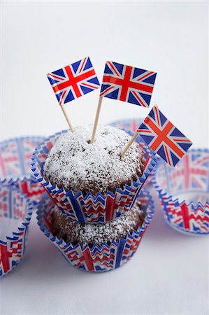 Schokoladen Muffins bestäubt mit Puderzucker und Flaggen (Großbritannien) Stockbilder - Premium RF Lizenzfrei, Bildnummer: 659-06307160