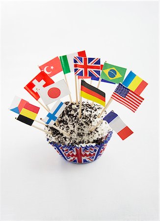 simsearch:659-07958618,k - Un petit gâteau décoré de drapeaux divers Photographie de stock - Premium Libres de Droits, Code: 659-06307163