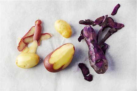 Assortiment de pommes de terre de variétés anciennes partiellement pelées Photographie de stock - Premium Libres de Droits, Code: 659-06307193