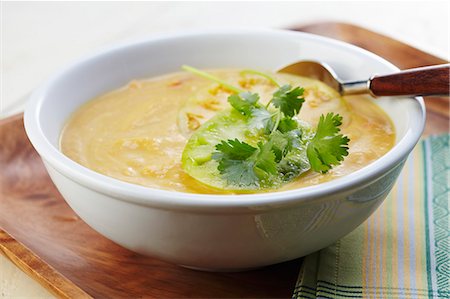 Un bol de courge crémeuse et soupe de maïs aux tomatilles et garnir de coriandre Photographie de stock - Premium Libres de Droits, Code: 659-06307206