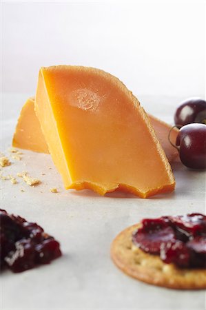 Compote de cerises sur un craquelin avec fromage Cheddar Photographie de stock - Premium Libres de Droits, Code: 659-06307200