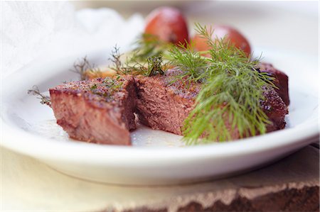 filete - Steak with Fresh Dill and Potato on a White Plate Foto de stock - Sin royalties Premium, Código: 659-06307220