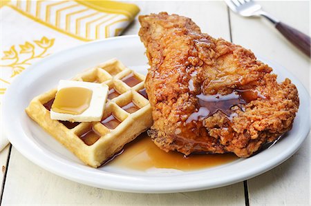 Une gaufre et le poulet frit avec beurre et sirop d'érable Photographie de stock - Premium Libres de Droits, Code: 659-06307221