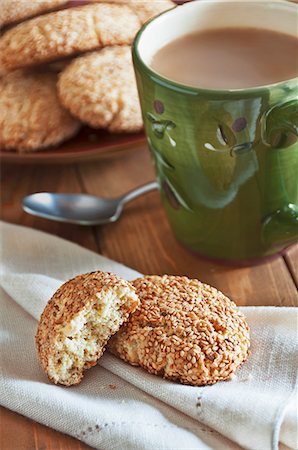 simsearch:659-08419757,k - Regina SESAM Cookies auf einer Leinen-Serviette mit einer Tasse Kaffee Stockbilder - Premium RF Lizenzfrei, Bildnummer: 659-06307246