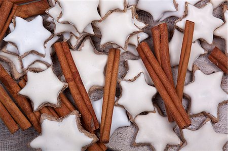 Cinnamon stars and cinnamon sticks (seen from above) Foto de stock - Sin royalties Premium, Código: 659-06307263