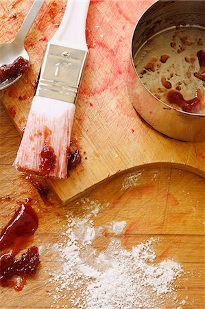 Dirty Tools and Pan From Making Strawberry Glaze Foto de stock - Sin royalties Premium, Código: 659-06307277