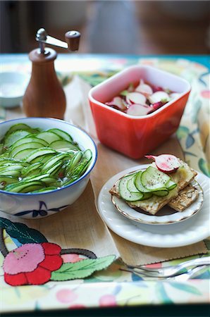 Thinly Sliced Pickled Cucumbers and Pickles Radishes; Both Pickles on Buttered Crackers Stock Photo - Premium Royalty-Free, Code: 659-06307289